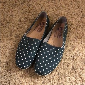 Navy blue bobs with white polka dots